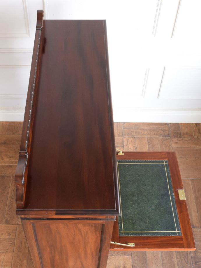 キャビネットの天板