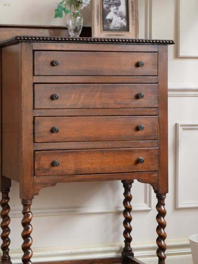 アンティーク家具らしさが漂うチェスト