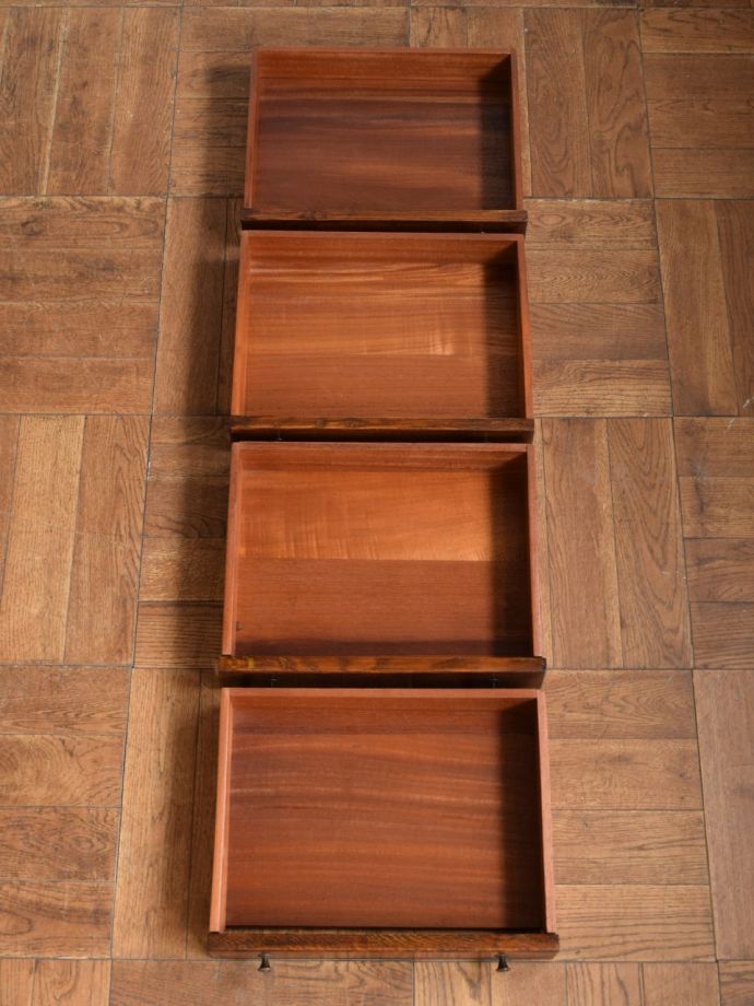 チェストの引き出しの中