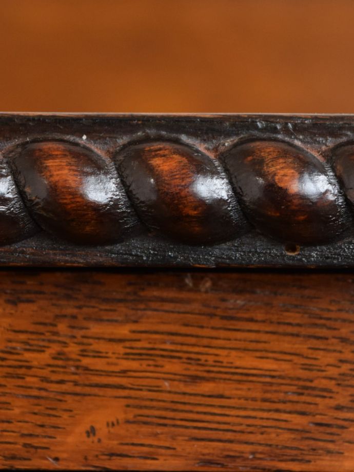 英国アンティーク家具らしい彫