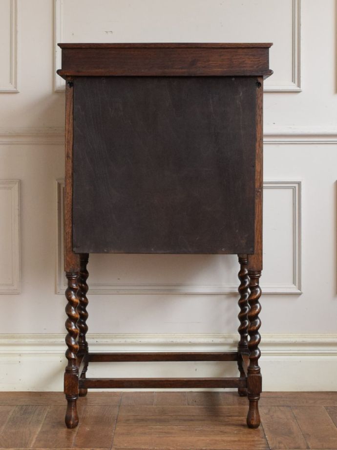 チェストの後ろ姿