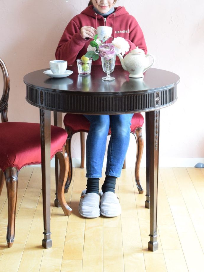 アンティークのダイニングテーブル