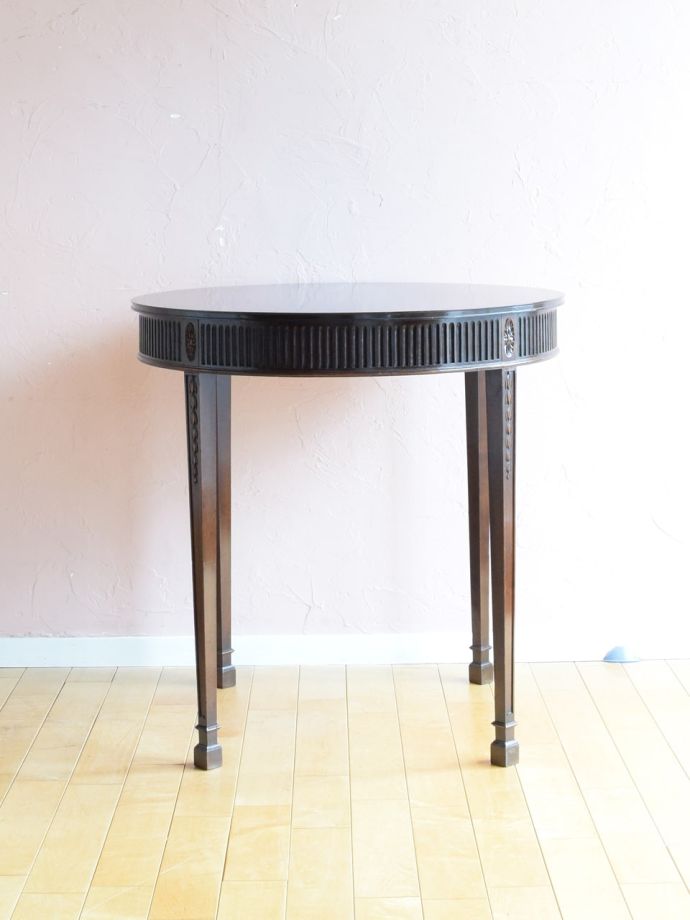 ダイニングテーブルの側面