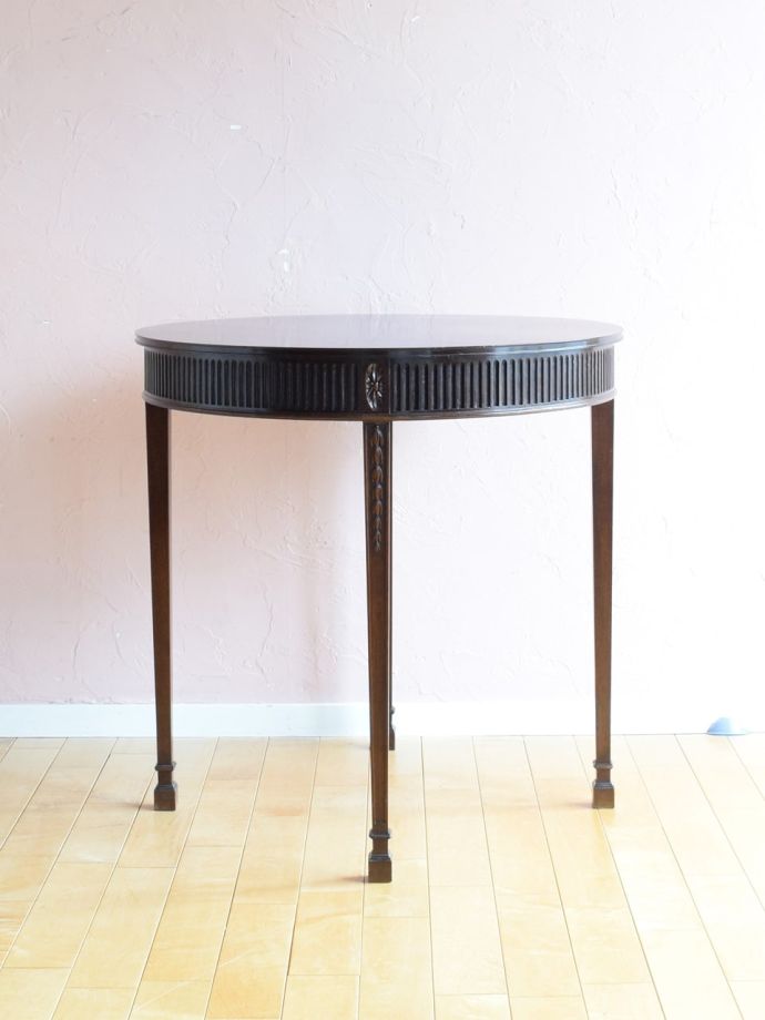 ダイニングテーブルの後ろ姿