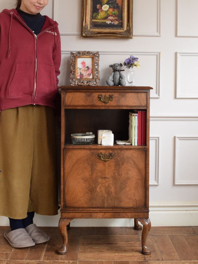 アンティークのサイドキャビネット