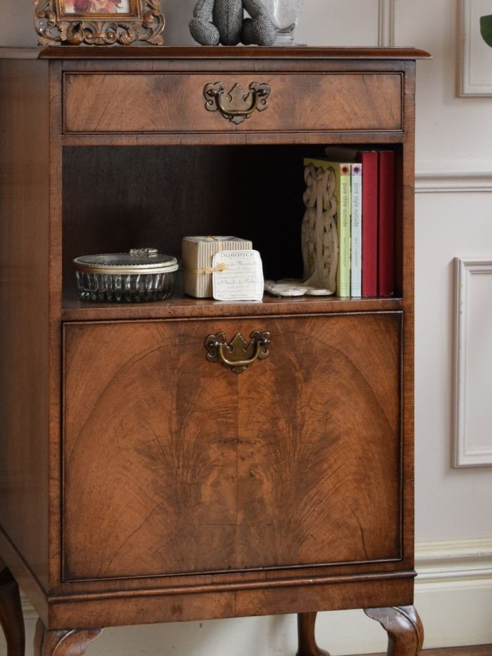 アンティーク家具らしい美しい杢目