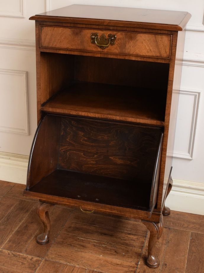 サイドキャビネットの扉の中