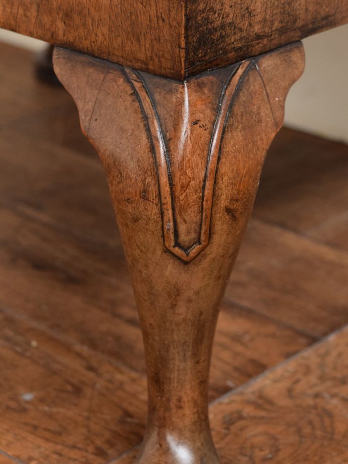 英国アンティーク家具らしい装飾