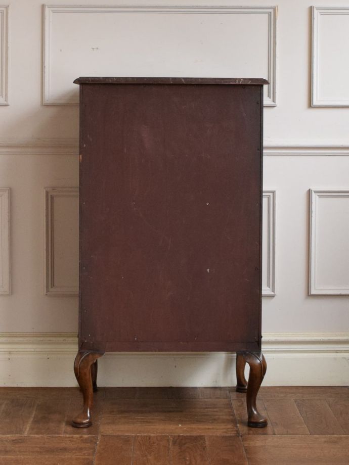 サイドキャビネットの後ろ姿