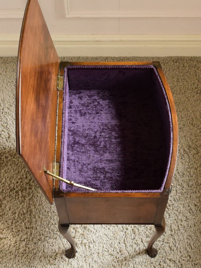 天板の下は小物入れになっています