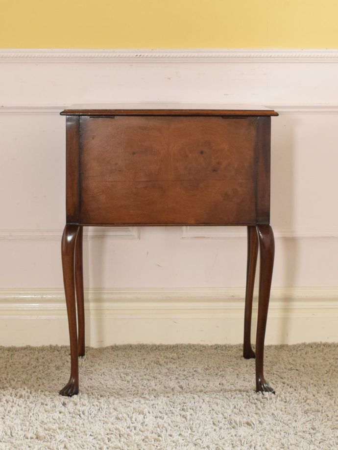 アンティーク家具の後ろ姿