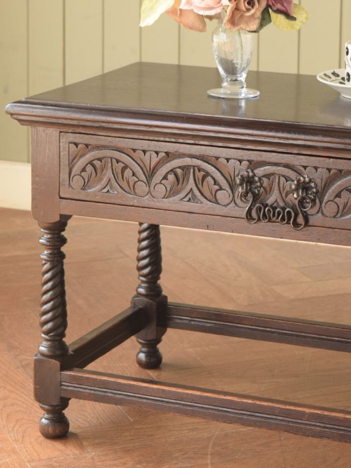 英国のアンティーク家具らしいデザイン