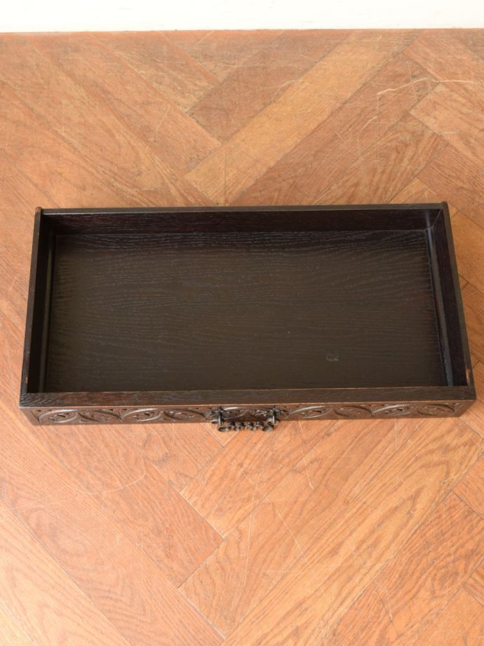 コーヒーテーブルの引き出しの中