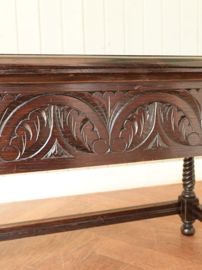 英国アンティーク家具らしい彫