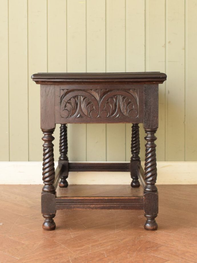 コーヒーテーブルの側面