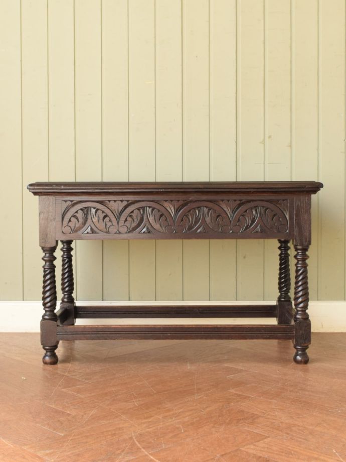 コーヒーテーブルの後ろ姿