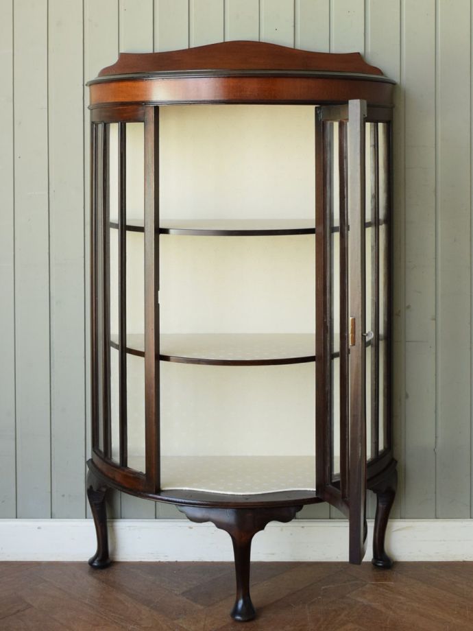 ガラスキャビネットの扉の中