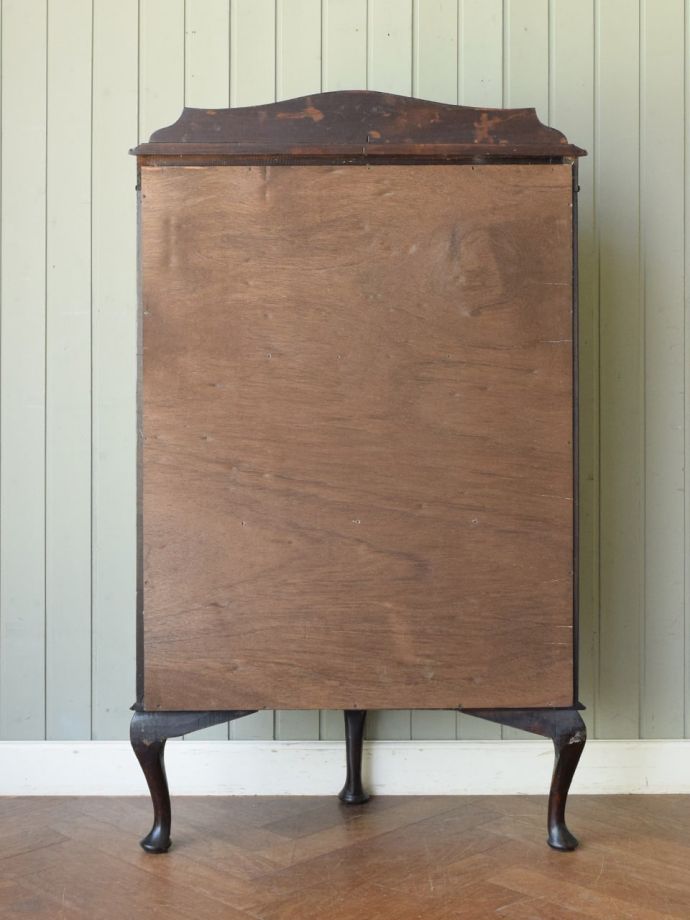 キャビネットの後ろ姿