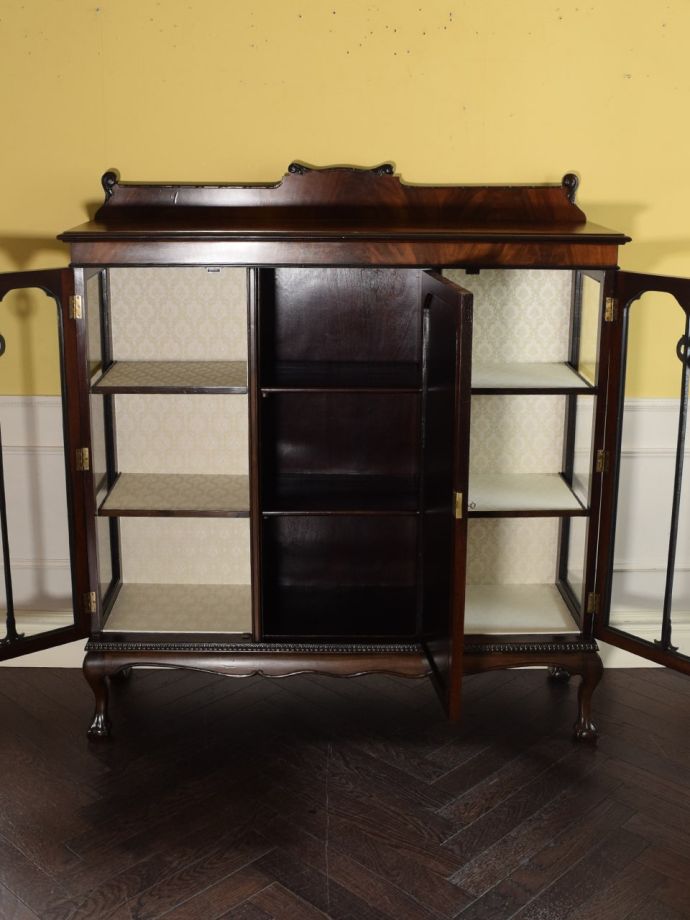 ガラスキャビネットの扉の中