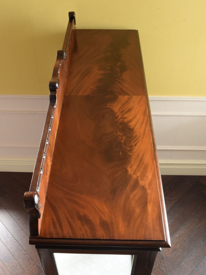 アンティークキャビネットの天板