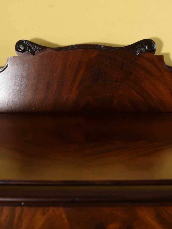 英国アンティーク家具らしい装飾