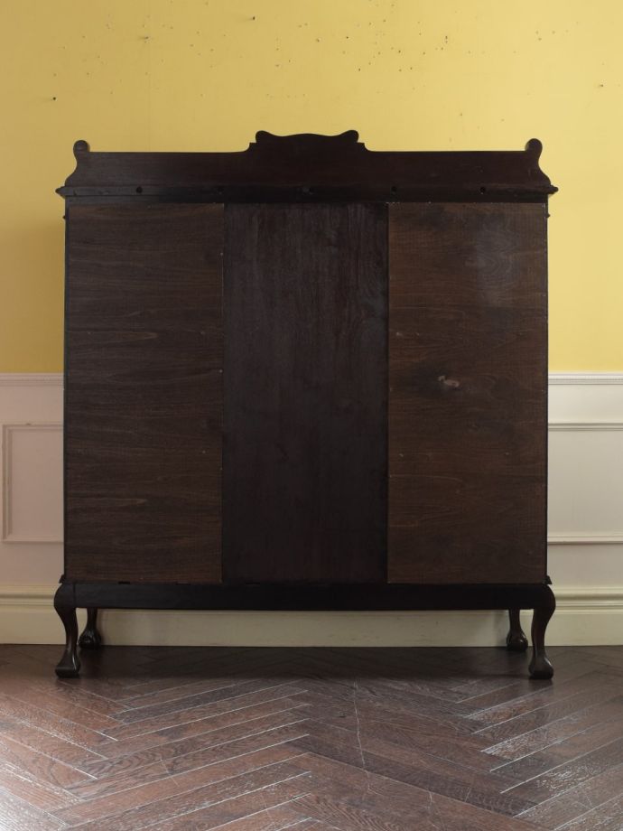 キャビネットの後ろ姿