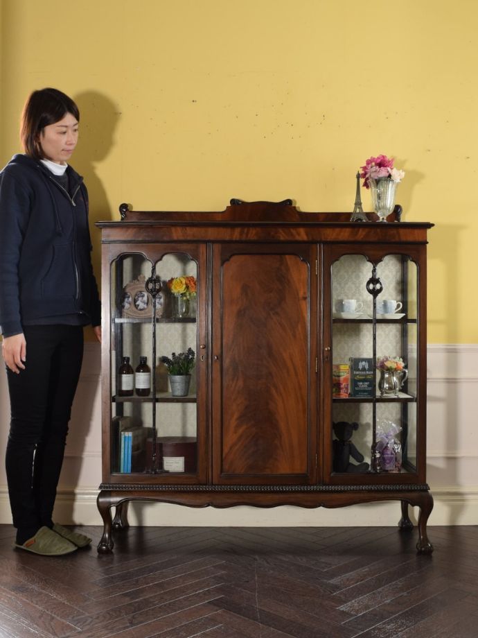 英国アンティークのガラスキャビネット