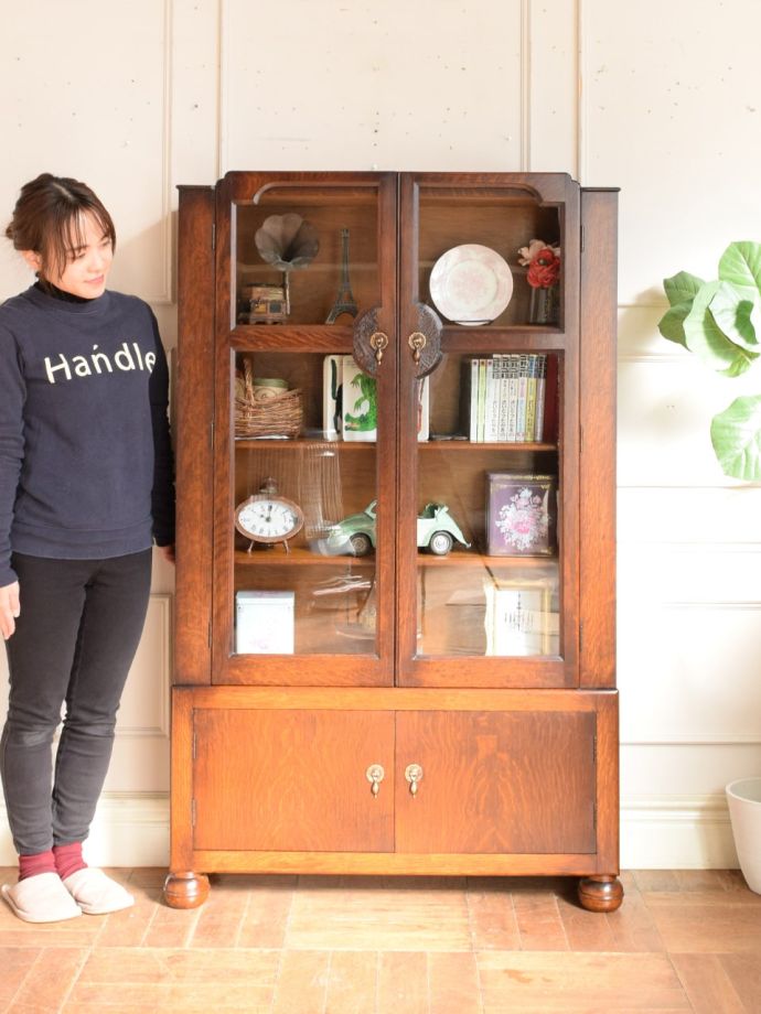英国アンティークのキャビネット