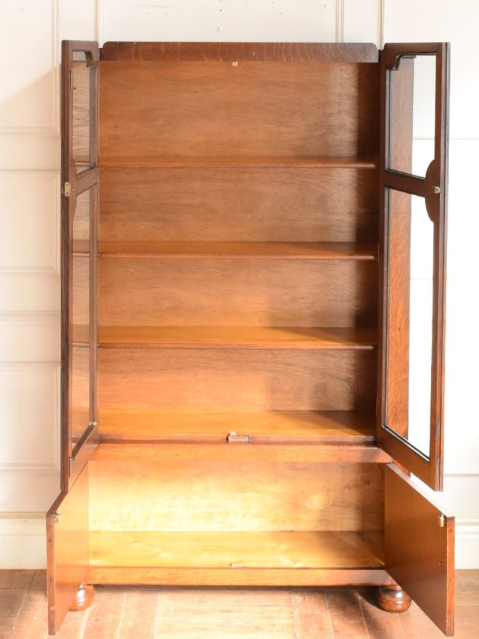 アンティークキャビネット扉の中