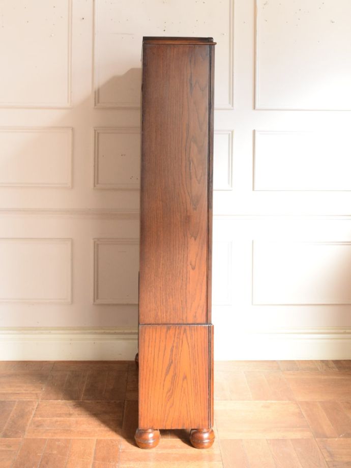 ガラスキャビネットの側面