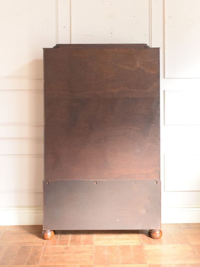 ガラスキャビネットの後ろ姿