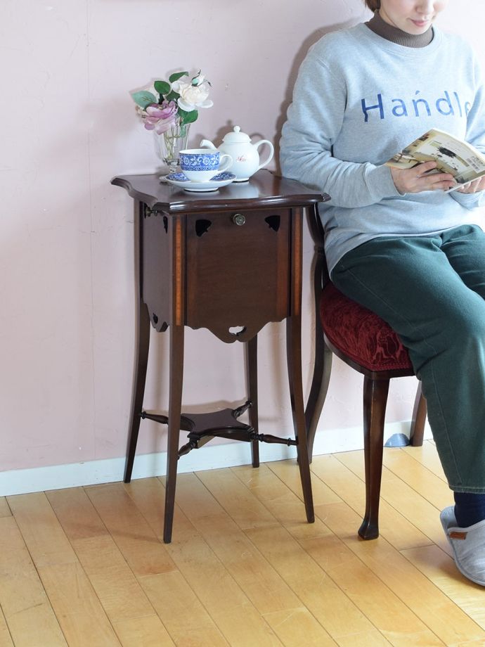 アンティークのオケージョナルテーブル