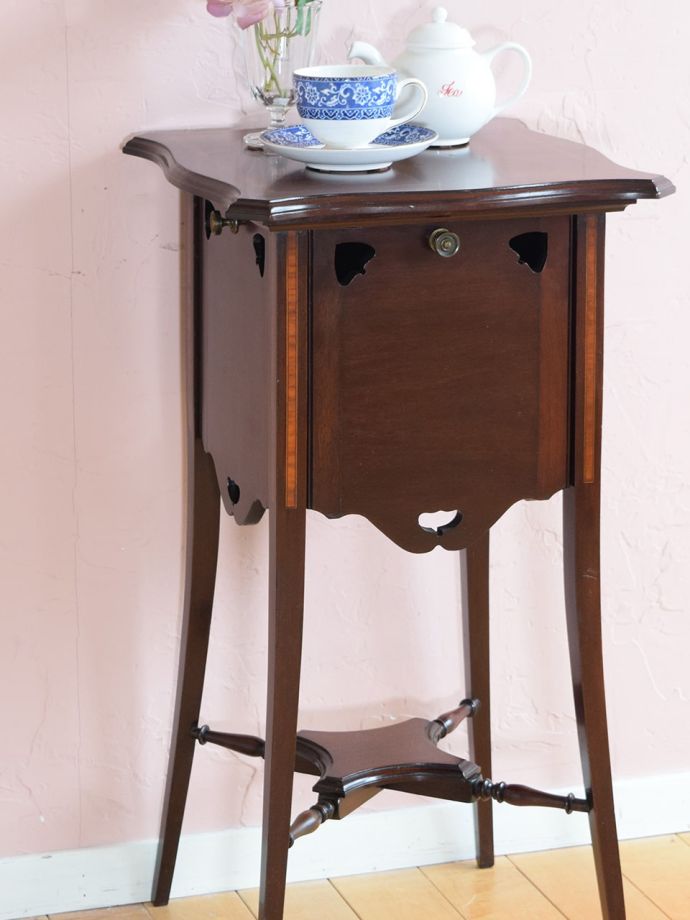 英国のアンティーク家具らしいデザイン