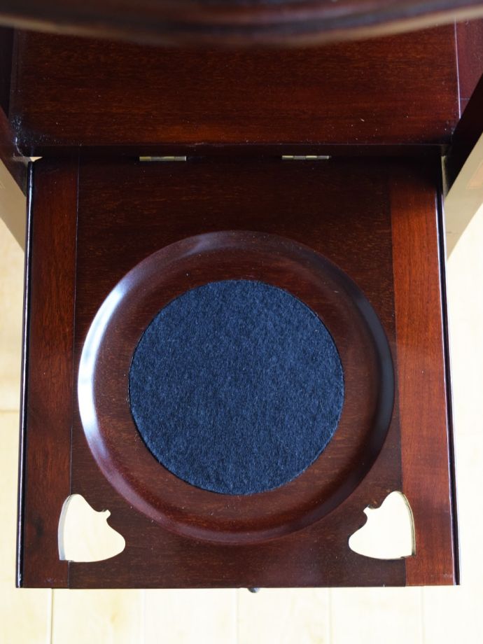 英国アンティーク家具らしい装飾