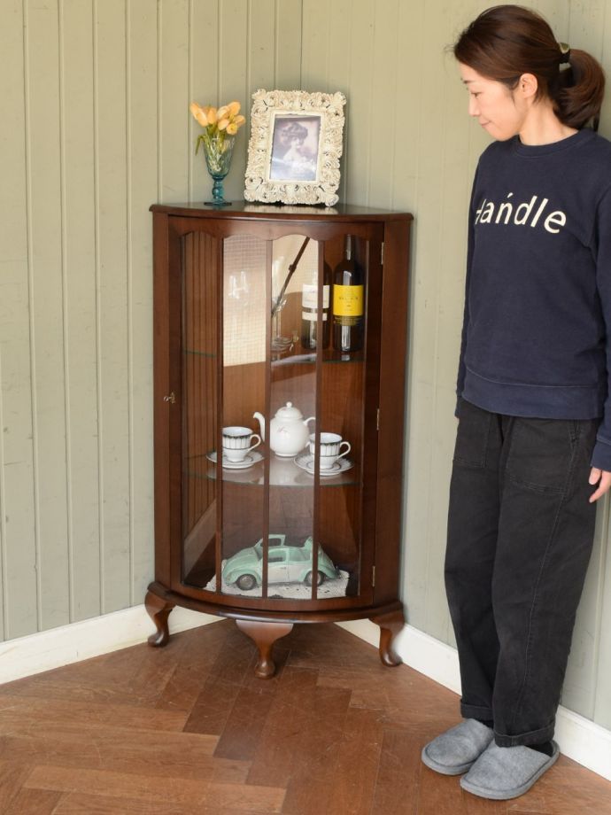 英国アンティークのガラスキャビネット