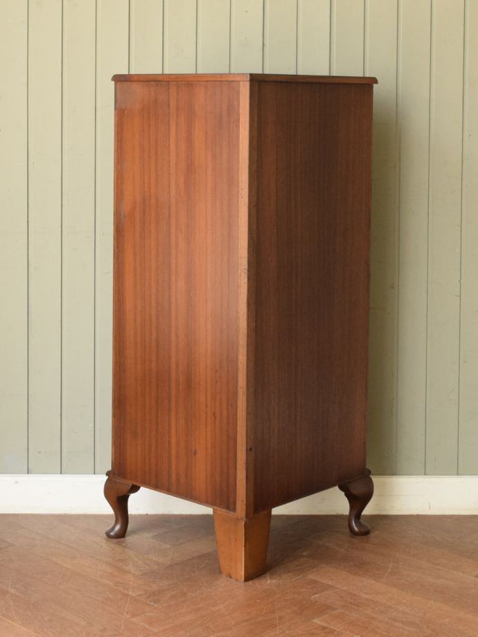 キャビネットの後ろ姿