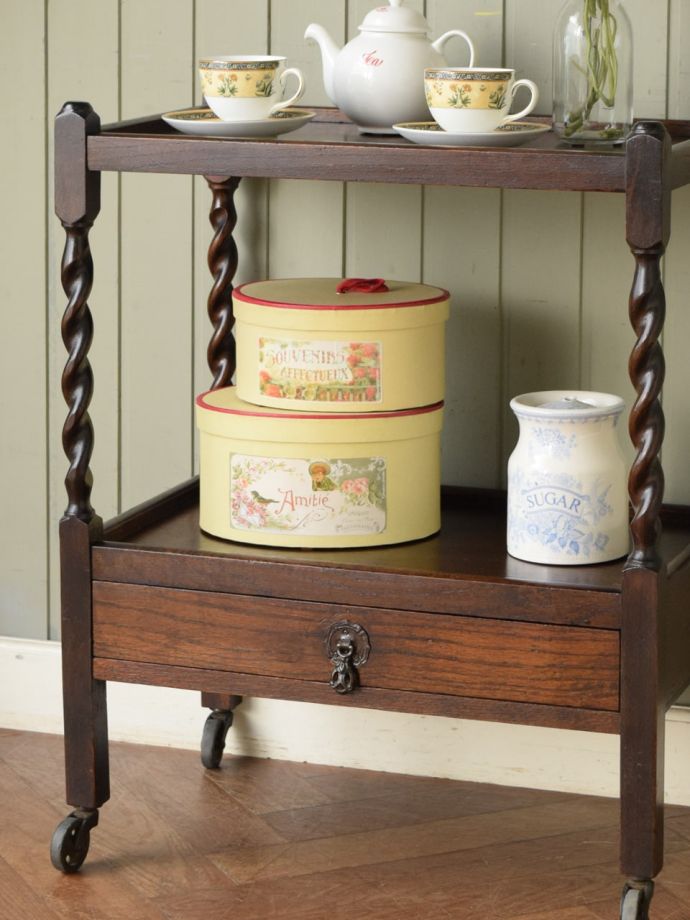 アンティーク家具らしさが漂うワゴン