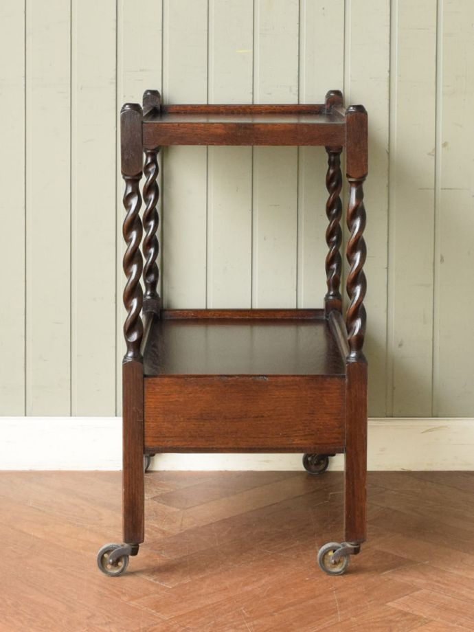 アンティークワゴンの側面