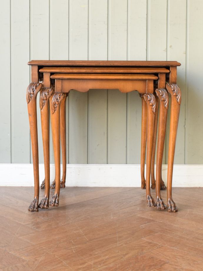 アンティークのネストテーブル