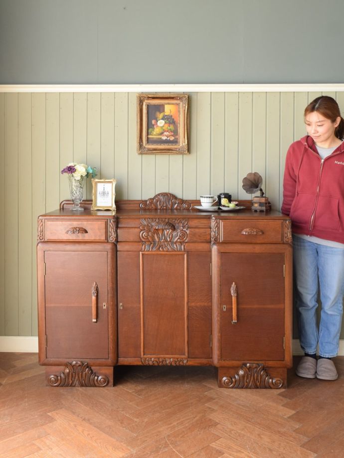 英国アンティークのサイドボード