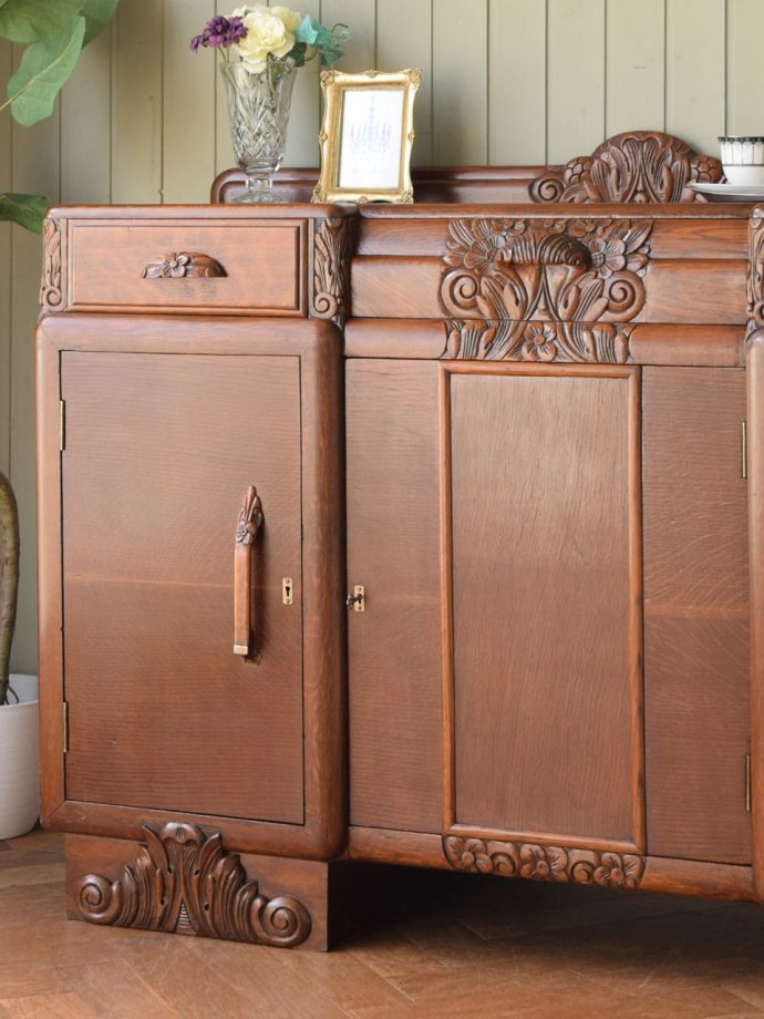 アンティーク家具らしさが漂うサイドボード