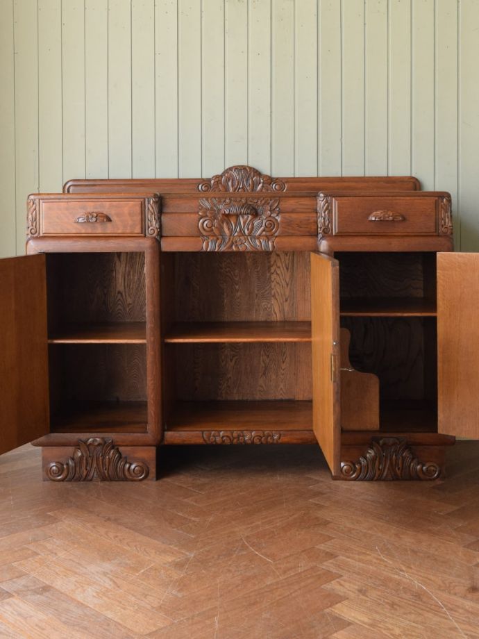 アンティークキャビネットの扉の中