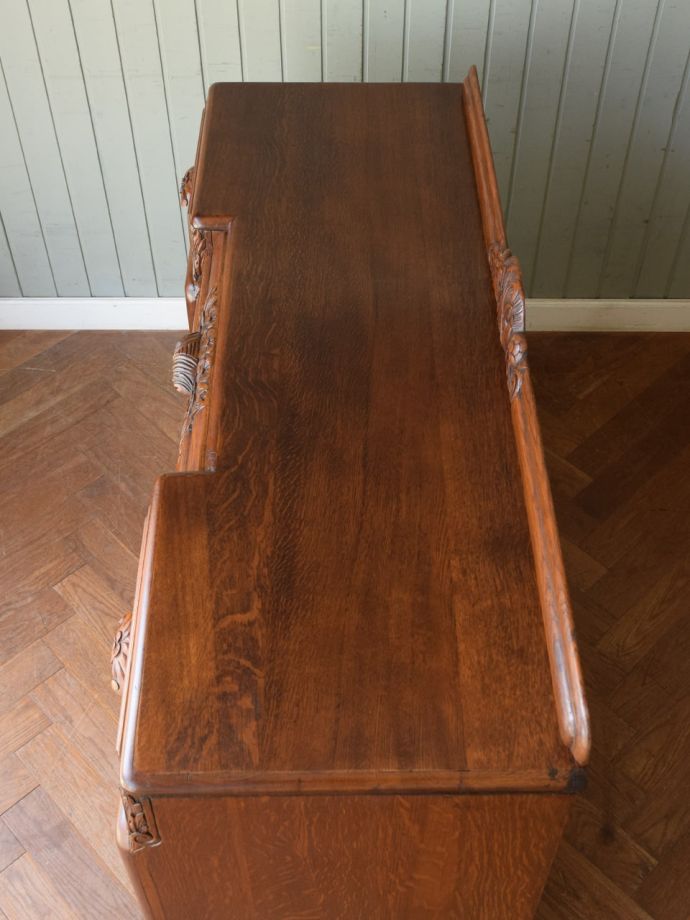 アンティークのサイドボードの天板