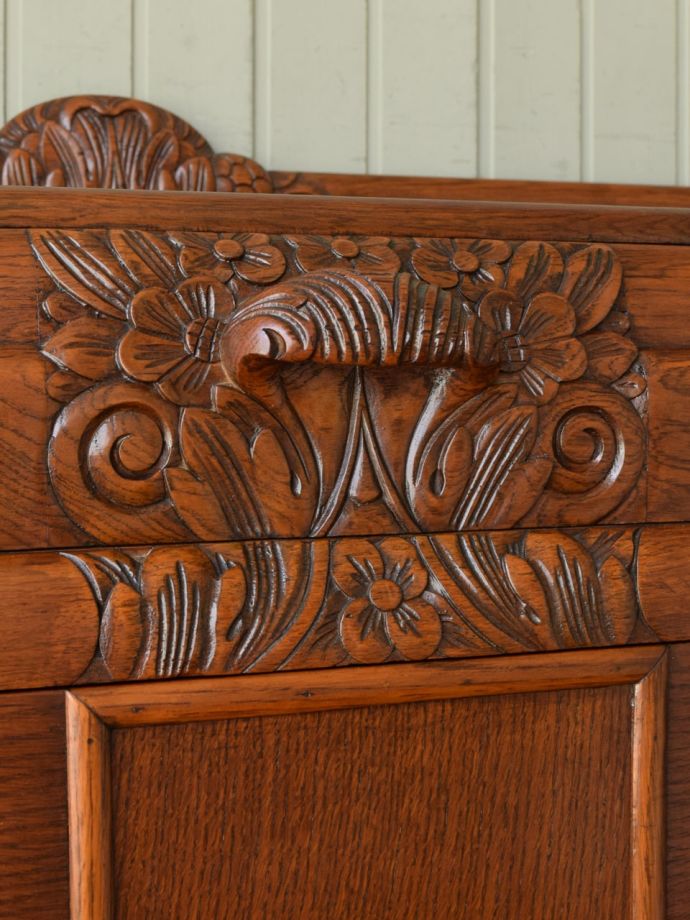 英国アンティーク家具らしい装飾