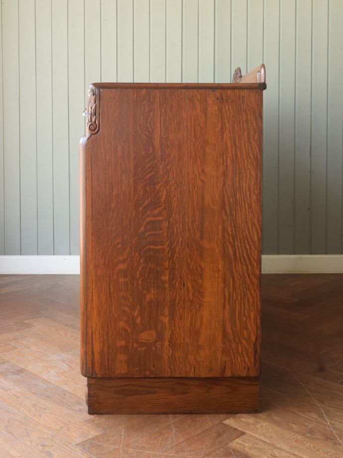 サイドボードの側面