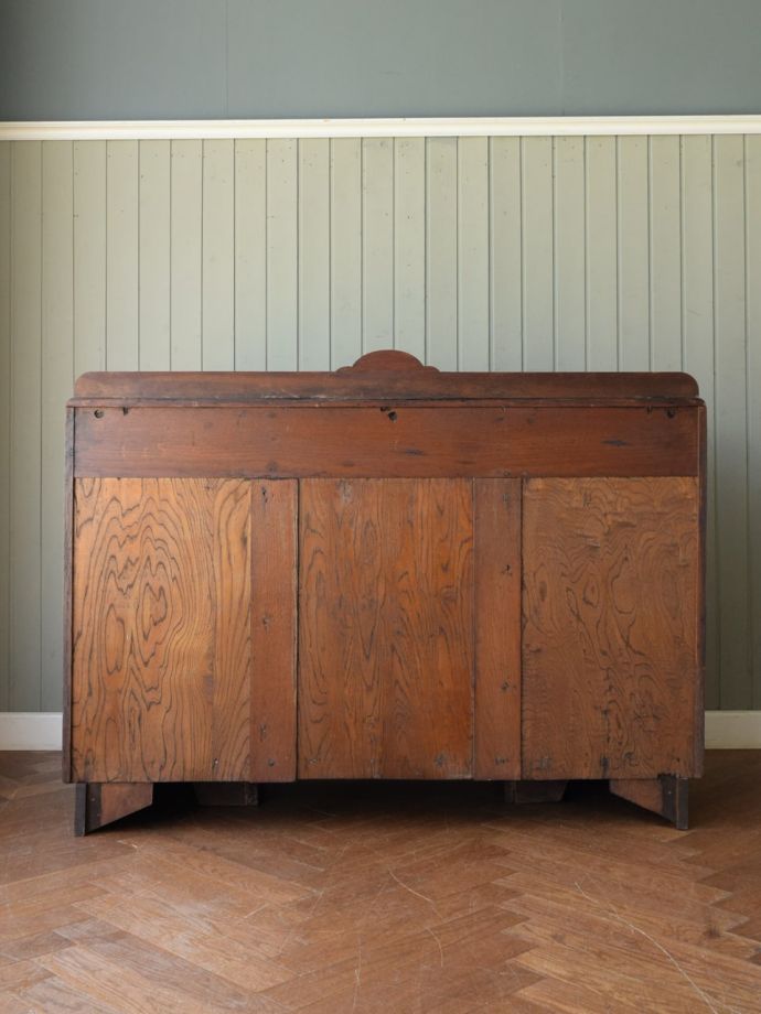 キャビネットの後ろ姿