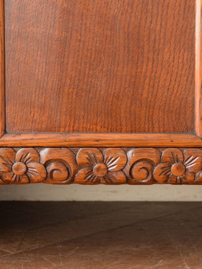 サイドボードの華やかな装飾