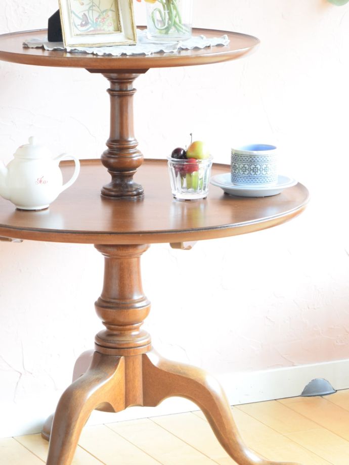 英国スタイルのアンティークテーブル