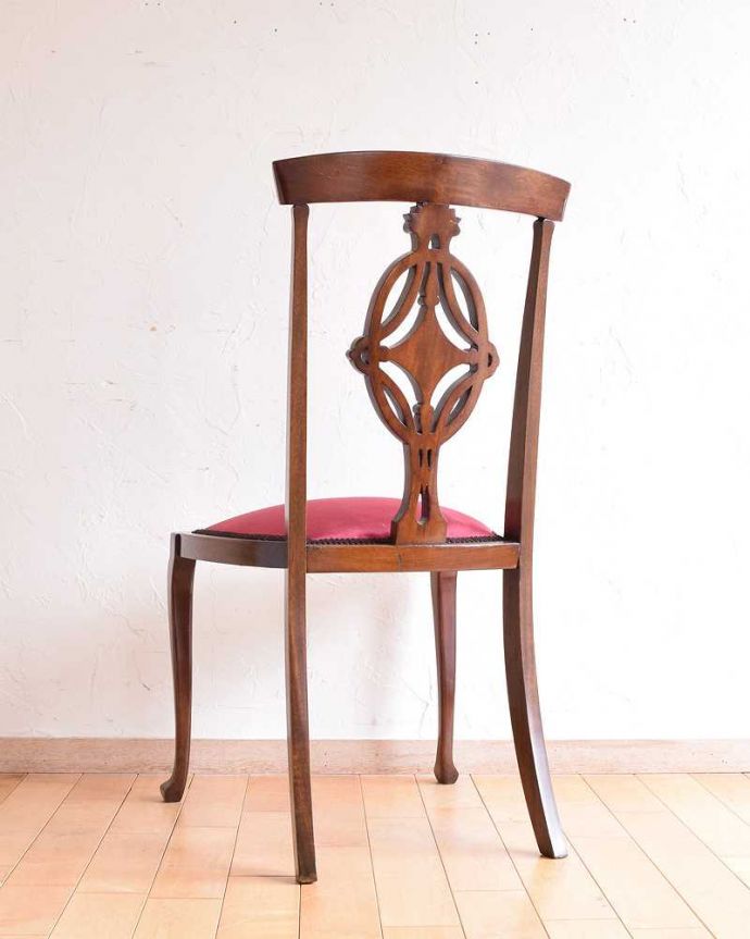 アンティークのサロンチェアの後ろ姿