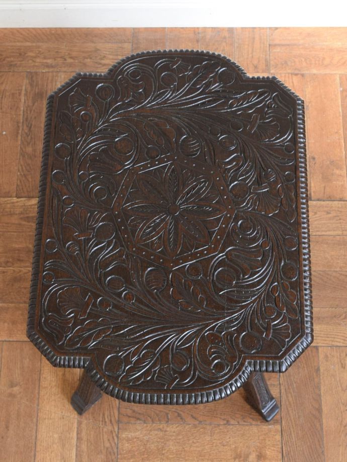 アンティークのサイドテーブルの天板